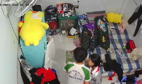 Đến nhà bạn học bài, nứng quá đè ra đụ